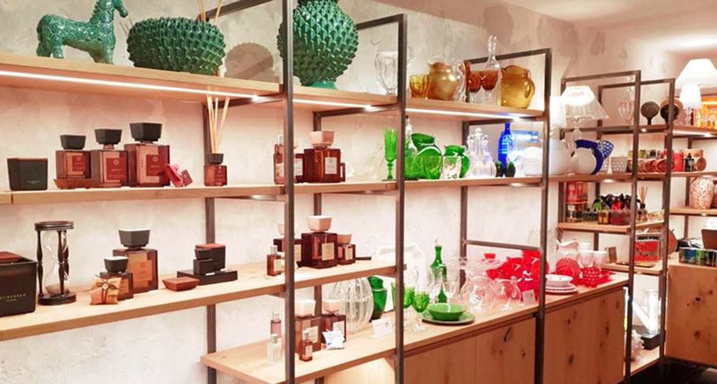 CHI SIAMO Questa immagine mostra l'interno delle vetrine del negozio Artempo Manifatture Design a Empoli. Chi siamo - Negozio Artempo Manifatture Design a Empoli in Via del Giglio 66
