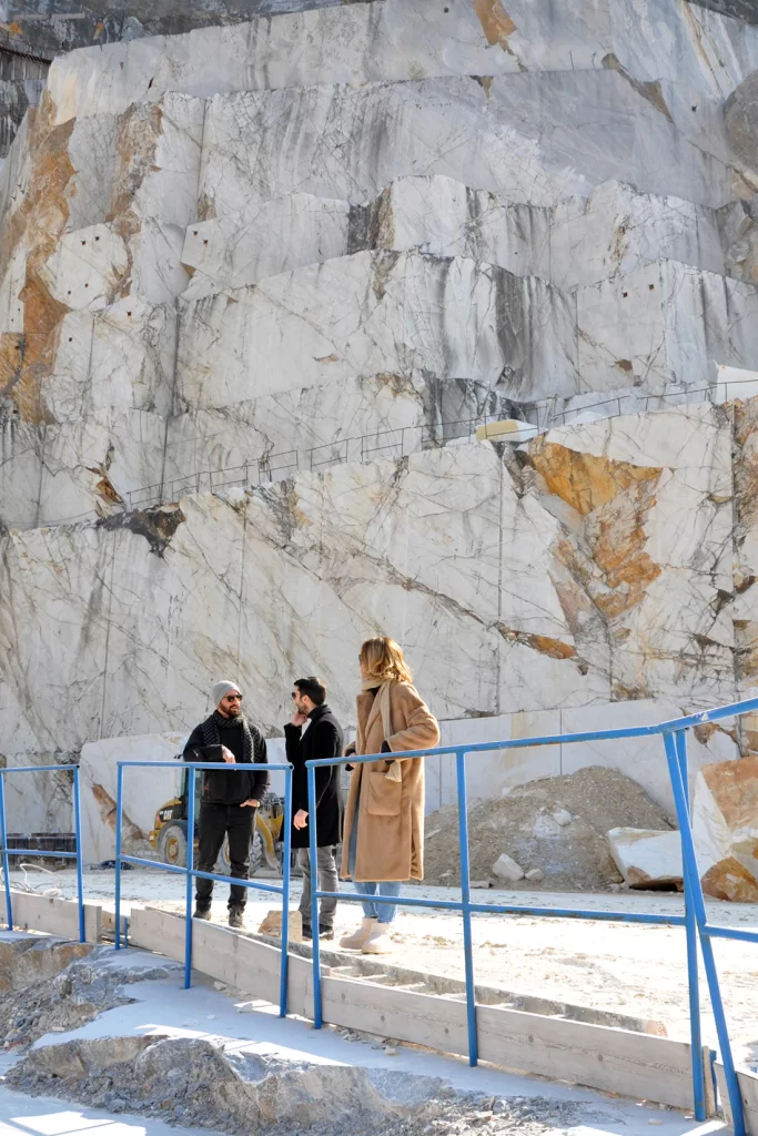 Un aperitivo in jeep fra le cave di marmo di Carrara