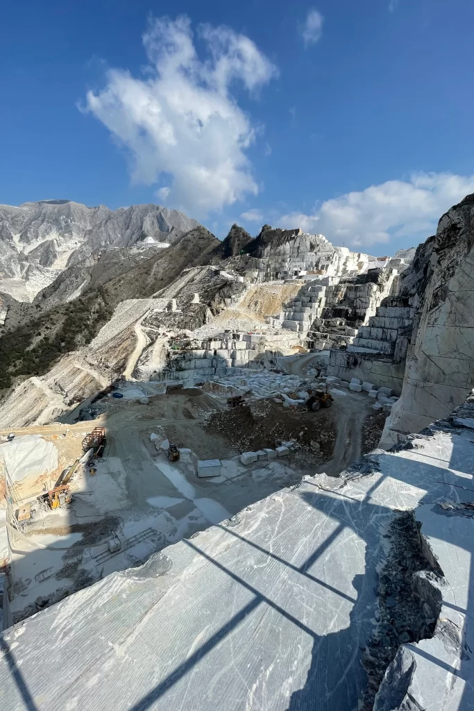 Un aperitivo in jeep fra le cave di marmo di Carrara