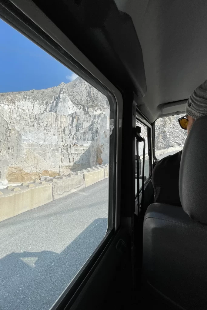 Un aperitivo in jeep fra le cave di marmo di Carrara